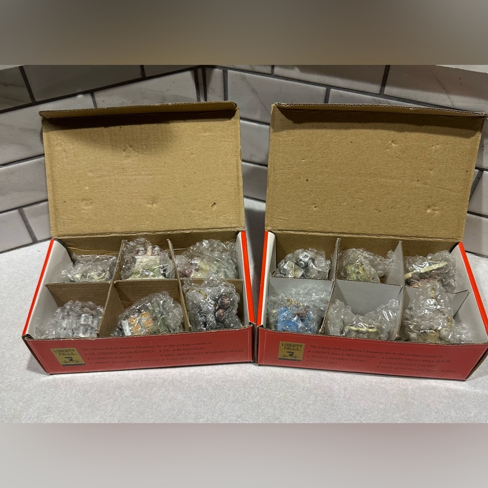 2 Liberty Falls Christmas Tree
Ornament Sets W/ 12 Individually
Hand Painted - Picture 4 of 16
